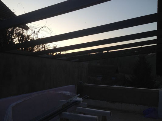 La pergola en aluminium avec une toiture en polycarbonate, résiste très bien aux conditions météorologiques, ne craint ni la pluie ni le vent et est un matériau recyclable et durable.