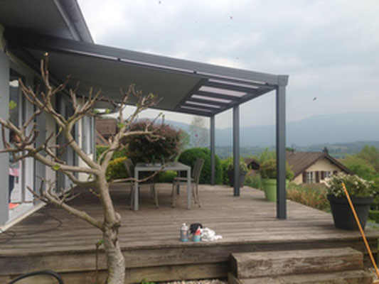 Mieux qu'un simple parasol, la pergola avec son store sous toiture, vous permet d'embellir votre extérieur et d'avoir un coin d'ombre sur votre terrasse-jardin.