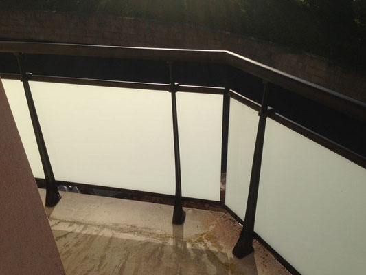 Envie de profiter de votre terrasse ou balcon en toute sécurité et de donner du cachet à votre habitation ? Esthétique, discret et s'adaptant à tous les types d'habitation, le garde-corps alu en verre séduit de plus en plus de propriétaires.