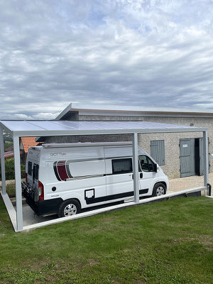 abri camping car sur mesure pour une meilleure intégration à l'existant, simple et moderne avec une inclinaison pour l'évacuation des eaux. Carport avant pays savoyard.