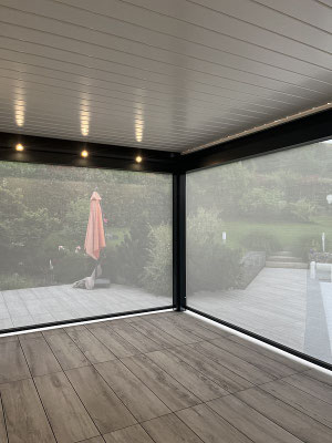 Grace aux lames orientables, on peut profiter au maximum de sa terrasse et surtout, plus longtemps dans la journée et dans l'année. Selon la position, les lames peuvent bloquer efficacement les rayons du soleil en été  et les laisser passer en hiver.