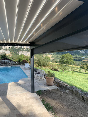 Aménagement de la terrasse avec lames orientables, store et leds pour profiter de vos espaces extérieurs.