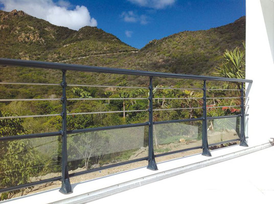 Pour protéger votre famille contre les risques de chutes et apporter une finition design et élégante à votre installation, les gardes-corps ou balustrades en aluminium sont un équipement nécessaire pour assurer votre tranquillité au quotidien.