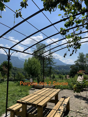 installation d'une pergola en fer forgé recouverte de végétation près de grenoble