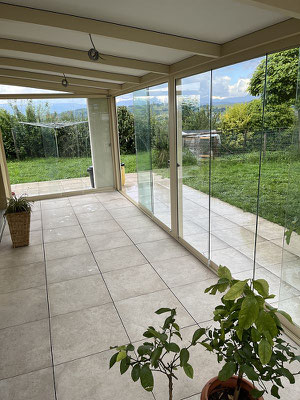 Le jardin d'hiver est une pergola fermée avec un rideau de verres coulissants. Design élégant et moderne, vous profiterez toute l'année de cet espace tourné vers l'extérieur.