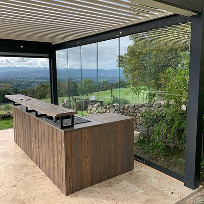 Les pergolas bioclimatiques avec des baies coulissantes assurent une fermeture complète de l'espace qui deviendra un lieu de vie additionnel pendant l'hiver.
