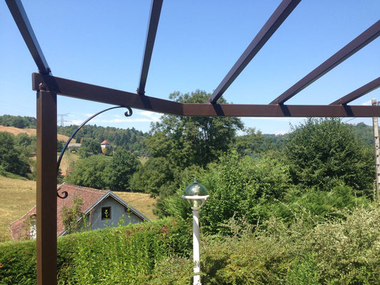 Un grand choix de pergolas qui offrent une zone d'ombre et une zone de confort par excellence entouré de fleurs.