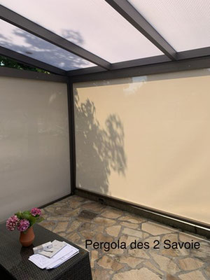 Découvrez les accessoires et personnalisation pour rendre votre terrasse unique. Le store vertical enrouleur en aluminium robuste qui exploite tous les avantages du système à fermeture ZIP garantissant, résistance au vent et un écran contre la lumière.