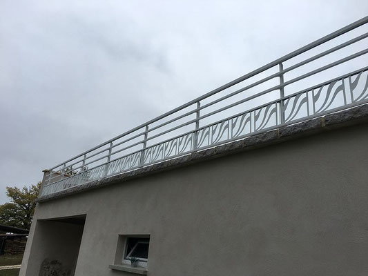 Pour protéger votre famille contre la chute et apporter une finition design et élégante à votre installation, les gardes-corps en aluminium ou balustrades sont un équipement nécessaire pour assurer votre tranquillité au quotidien. 