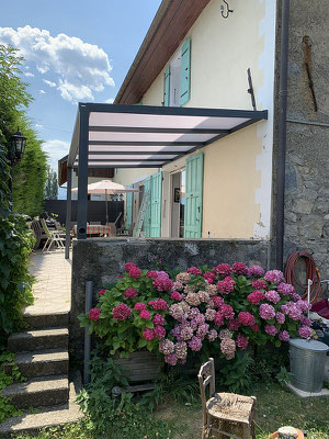 Leader de la pergola, demandez votre devis gratuit, qualité et garantie. Auvent pergola sur votre terrasse, créer votre refuge, abri pour faire face aux différents températures de l'année.