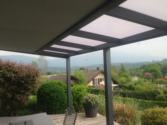 Une véritable protection solaire, les stores de toiture sont des solutions idéales pour réguler la température et contrôler la luminosité.