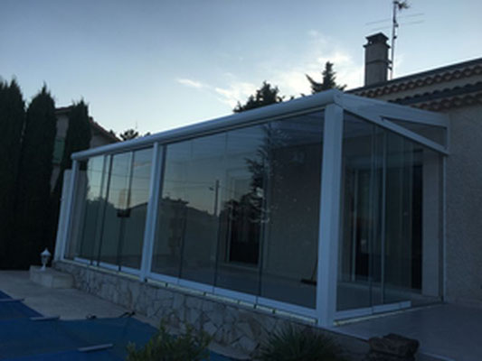 Le toit est le premier élément qui subit le soleil et les autres intempéries. Si vous ne voulez pas changer fréquemment de couverture pour votre pergola,  le matériau doit avoir subi un traitement anti UV pour résister au soleil.
