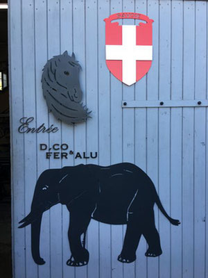 découpe d'un éléphant en métal