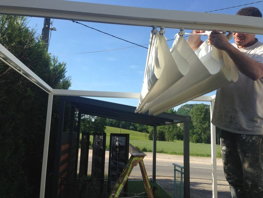 Toile coulissante à manoeuvre manuelle, pas de travaux d'électricité, une pose autoportée ou adossée contra la maison.