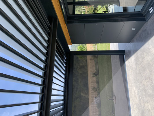 a pergola bioclimatique adossée, une nouvelle pièce de vie avec un confort thermique  sur la terrasse mais aussi à l'intérieur. Dimensions standard ou sur mesure, adossée à un mur ou autoportée. Résistance maximale, peinture thermolaquée 