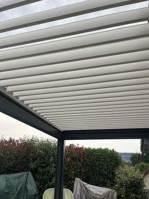 Pergola bioclimatique avec des lames blanches
