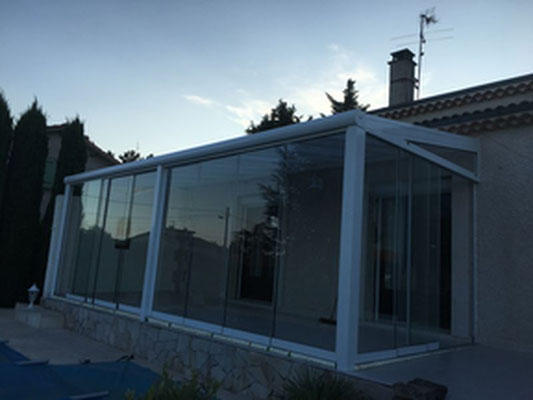 Annonay, Une pièce vitrée, adossé à la façade, constitue un espace d'agrément ou on profite l'hiver des rayons du soleil.