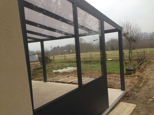 Des parois latérales pour vous protéger des intempéries. De nombreuses options pour plus de confort. Demandez conseil à Pergola des 2 Savoie.