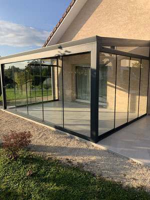 Annecy, pergola fermée sur mesure avec le coulissant panoramique, fabriquée en France