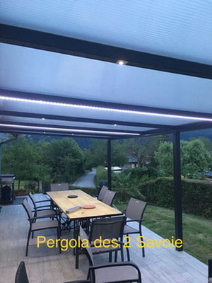 Un éclairage LED pour votre pergola et vous passerez encore plus de temps à l’extérieur. Ambiance garantie, économe et longue durée de vie.