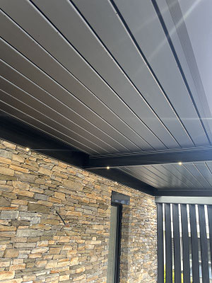 Grande pergola dans un espace extérieur à Albertville