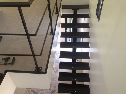 Escalier limon central en acier thermolaqué et marches en métal