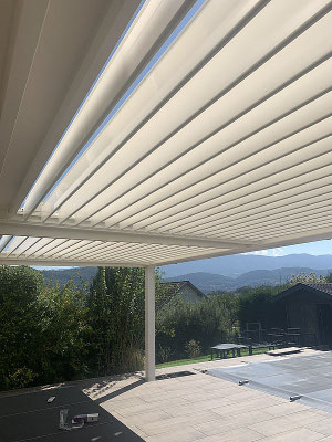 Pergola bioclimatique adossée près d'une piscine aux Abrets