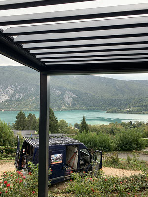 Au Pays du Lac d'Aiguebelette, redessinez votre extérieur, configurez votre pergola bioclimatique à lames orientables sur mesure. Avec les pergolas Bioclimatique SOLISYSTEME, c'est 25 ans d'expérience au service de votre terrasse.