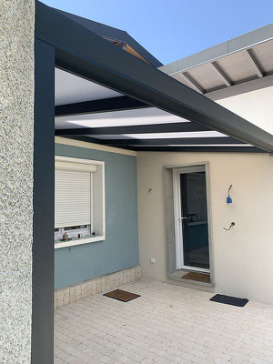 Un design minimaliste pour votre pergola. Une pergola pour toute l'année, garantie 10 ans à prix imbattable. Elle vous permet d'investir votre jardin quelle que soit la saison.