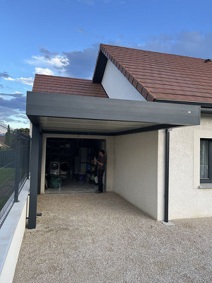 Carport pour 1 ou 2 voitures et en couverture du carport en aluminium, pour une meilleure résistance à la neige et au vent, des panneaux de toiture double peaux 96/116 isolé avec polyuréthane40kg/m3.. 