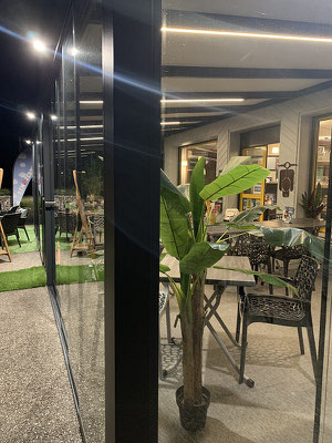 Les Avenières, Installation d'une pergola fermée. La présence d'un jardin d'hiver peut augmenter la valeur de la propriété en ajoutant un élément de luxe et de fonctionnalité supplémentaire.