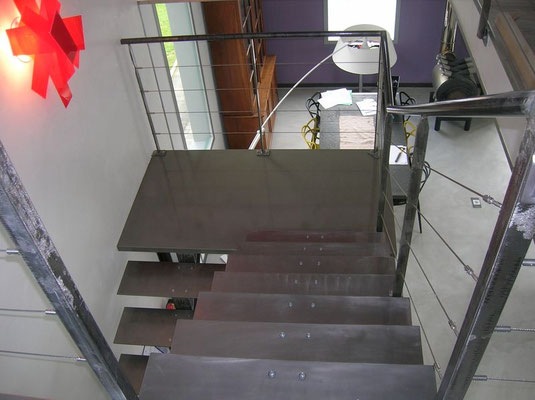 Escalier métallique avec palier intermédiaire , limon et marche en métal brossé et verni 
