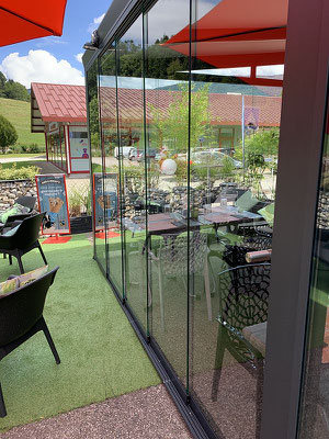 Voiron, La pergola transformée en Jardin d'hiver. L'été vous profiterez et garderez l'esprit pergola et l'hiver tout fermé elle devient une pièce à vivre.