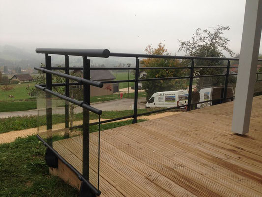 Installé sur Chambéry, vous souhaitez une rambarde pour sécurisé votre balcon ou terrasse ? Décofer et alu vous propose des gardes-corps en aluminium sur-mesures et personnalisables qui s'avère être indispensables pour s'assurer de votre sécurité.   