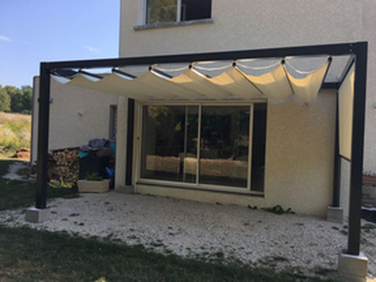 Pergola ou Voile d'ombrage, une solution alternative existe avec la toile coulissante.