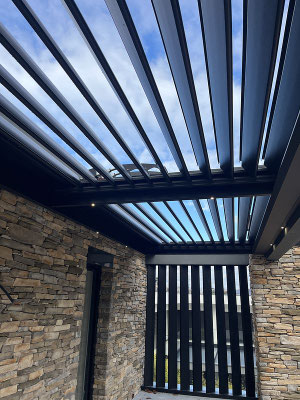 Détail des lames orientables d'une pergola bioclimatique à la Ravoire