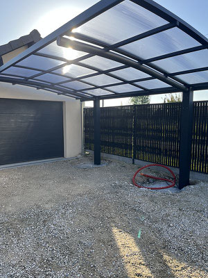 Une structure minimaliste et moderne, le carport a deux poteaux est idéale pour abriter un véhicule tout en conservant une grande ouverture.