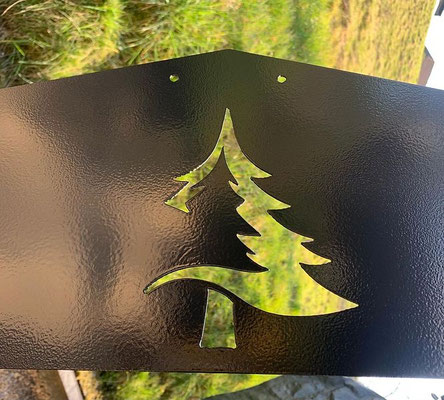 Le premier carport personnalisable, choisissez une inscription pour rendre unique votre abri voiture.