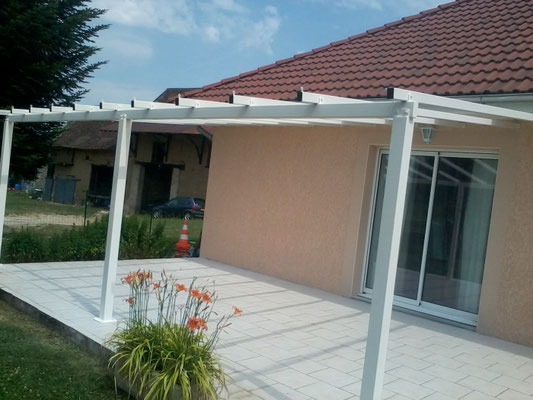 Une structure en acier sur mesure pour recevoir une toile tendue qui pourra résister à la neige et au vent.