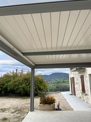 Terrasse ombragée avec une pergola moderne à Rumilly