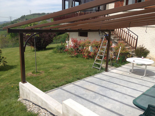 Nous réalisons et installons pour vous sur mesure la structure pour recevoir en toiture une toile tendue extérieur imperméable.