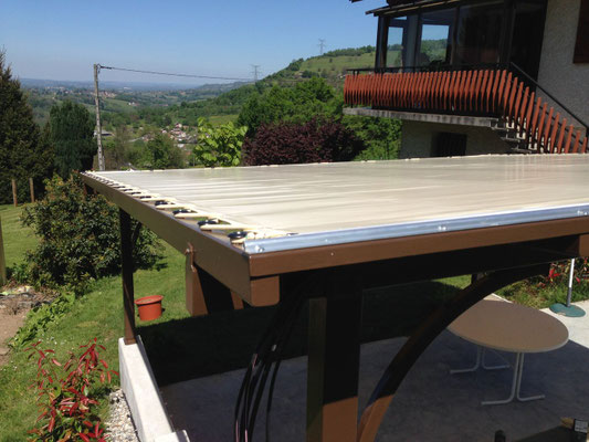 Une struture autoportée sur mesure de 6M/5M au milieu du jardin. Une alternative au Kiosque jardin.