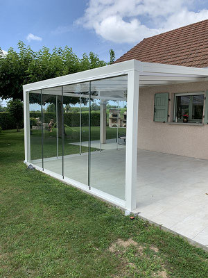 Le confort de l'intérieur aussi à l'extérieur. Adossé à la maison, ce jardin d'hiver prolonge en beauté l'intérieur vers l'extérieur et inversement. Contactez nous pour un devis gratuit.