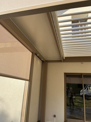 Pergola équipée de rideaux motorisés à la Novalaise
