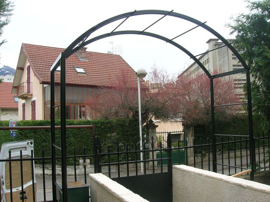 Treille pour plante grimpante réalisée en fer forgé