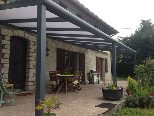Une couverture de terrasse qui s'intègre parfaitement avec sa structure en aluminium anthracite de 7,5M par 3,5M installé à Pont de Beauvoisin 38.