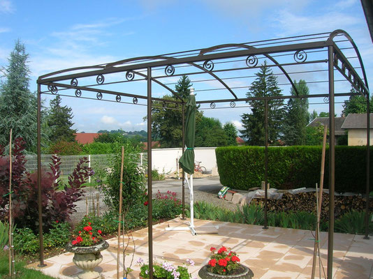 Mise en place d'une pergola en fer forgé