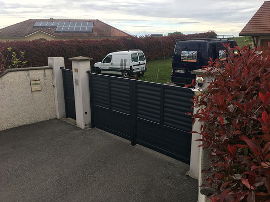 installation d'un portail de couleur noir en aluminium