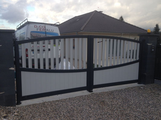 modèle classic à battant bicolore pour ce portail alu semi ajouré. La légèreté de l'aluminium préserve durablement les pièces mécanique et soulage la maçonnerie.