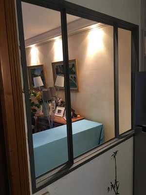 la verrière intérieur apporte une atmosphère chaleureuse, elle impose son style avec brio.